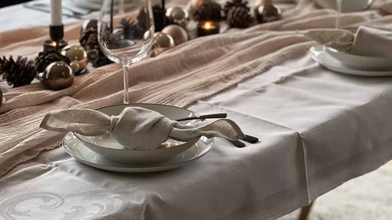 casual knot napkin fold