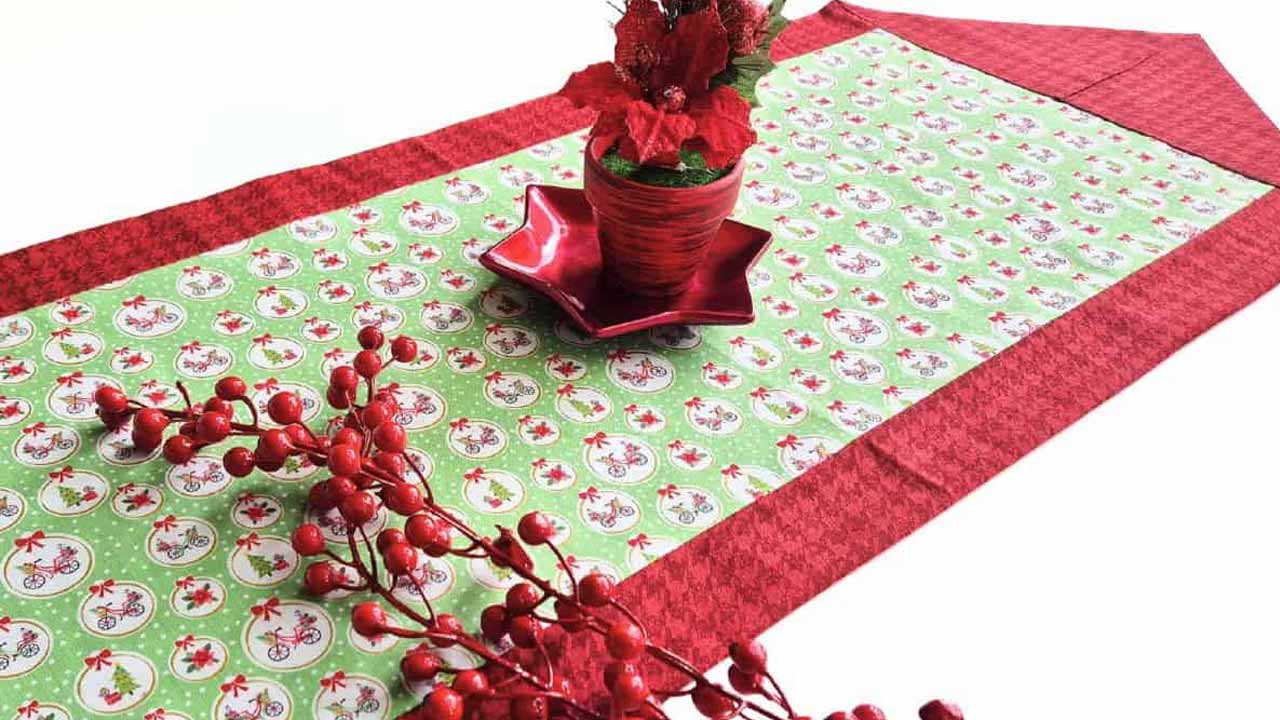 red-and-green-table-runner