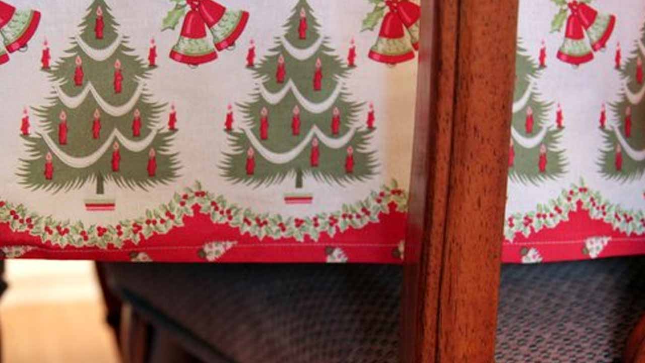 red and green table runner