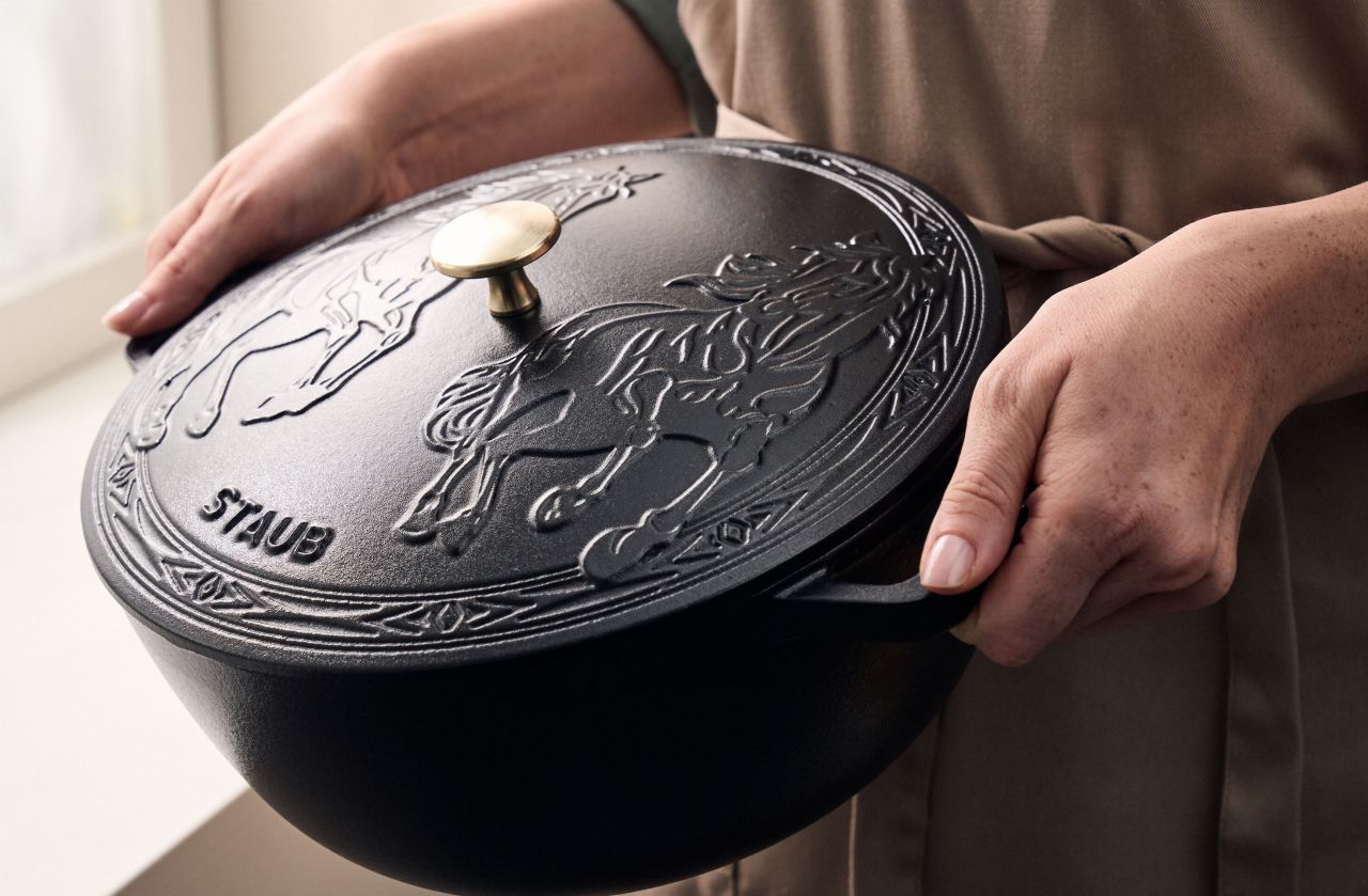 5.25 qt, Essential French Oven with Horse Lid, black matte