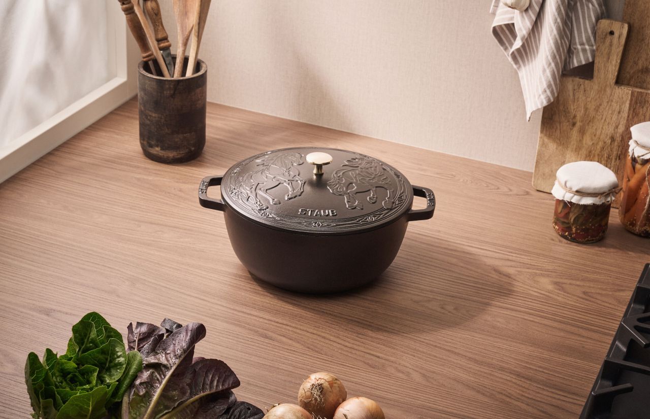 5.25 qt, Essential French Oven with Horse Lid, black matte_1