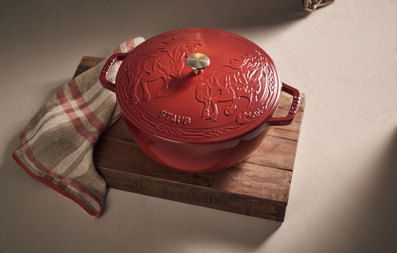 5.25 qt, Essential French Oven with Horse Lid, cherry_1