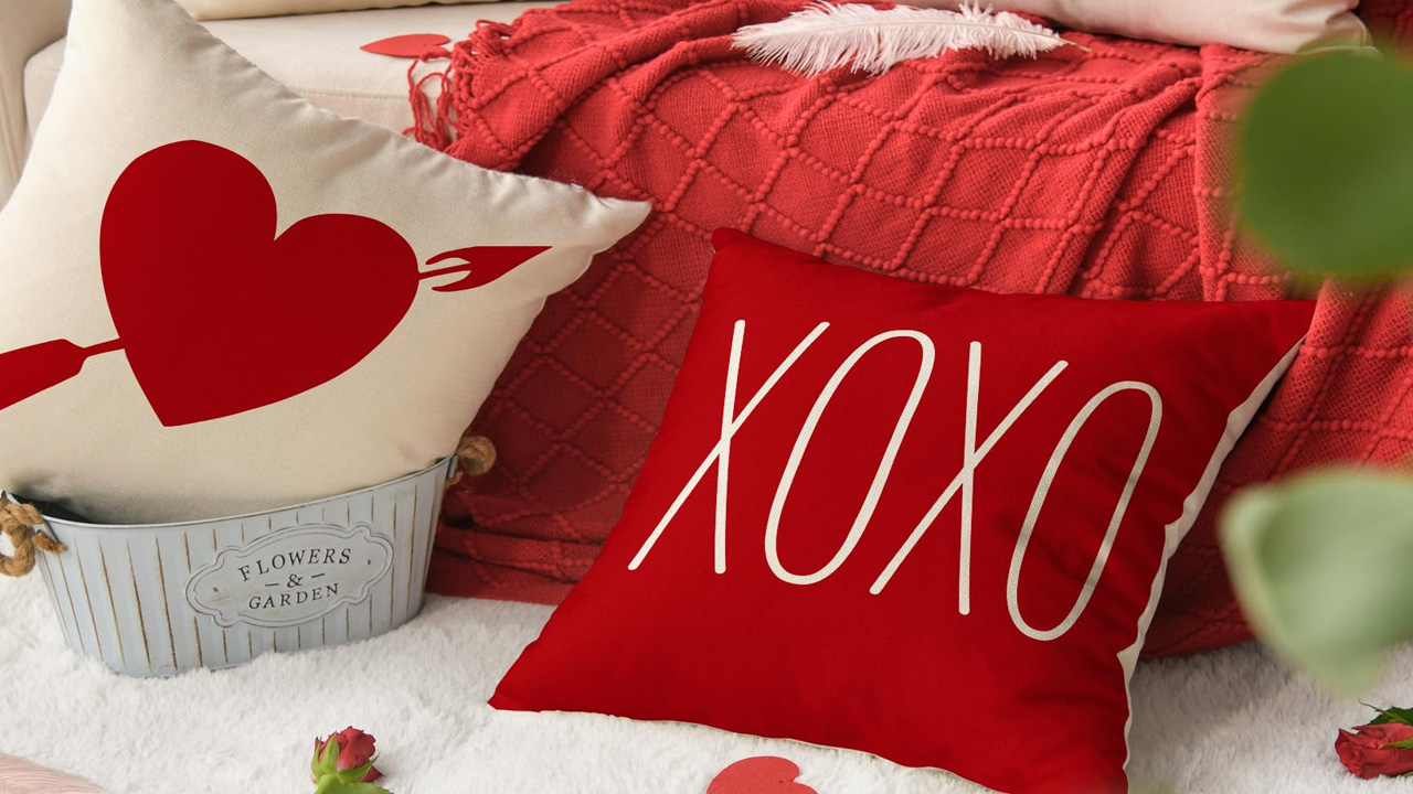 Holiday Kisses Hugs Pillow Covers