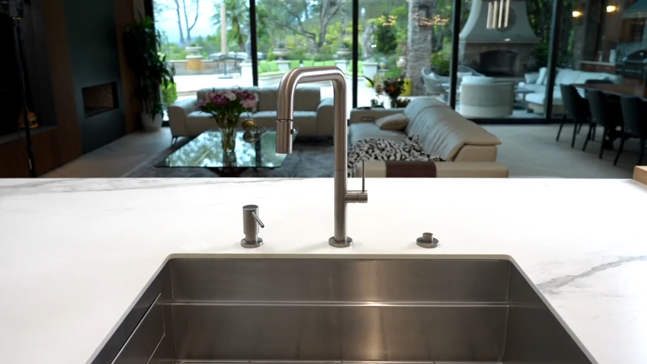 Levity magnetic sponge remains hidden and maintains the kitchen aesthetics.