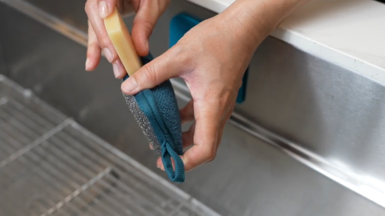 The soap goes in the pocket of the magnetic sponge