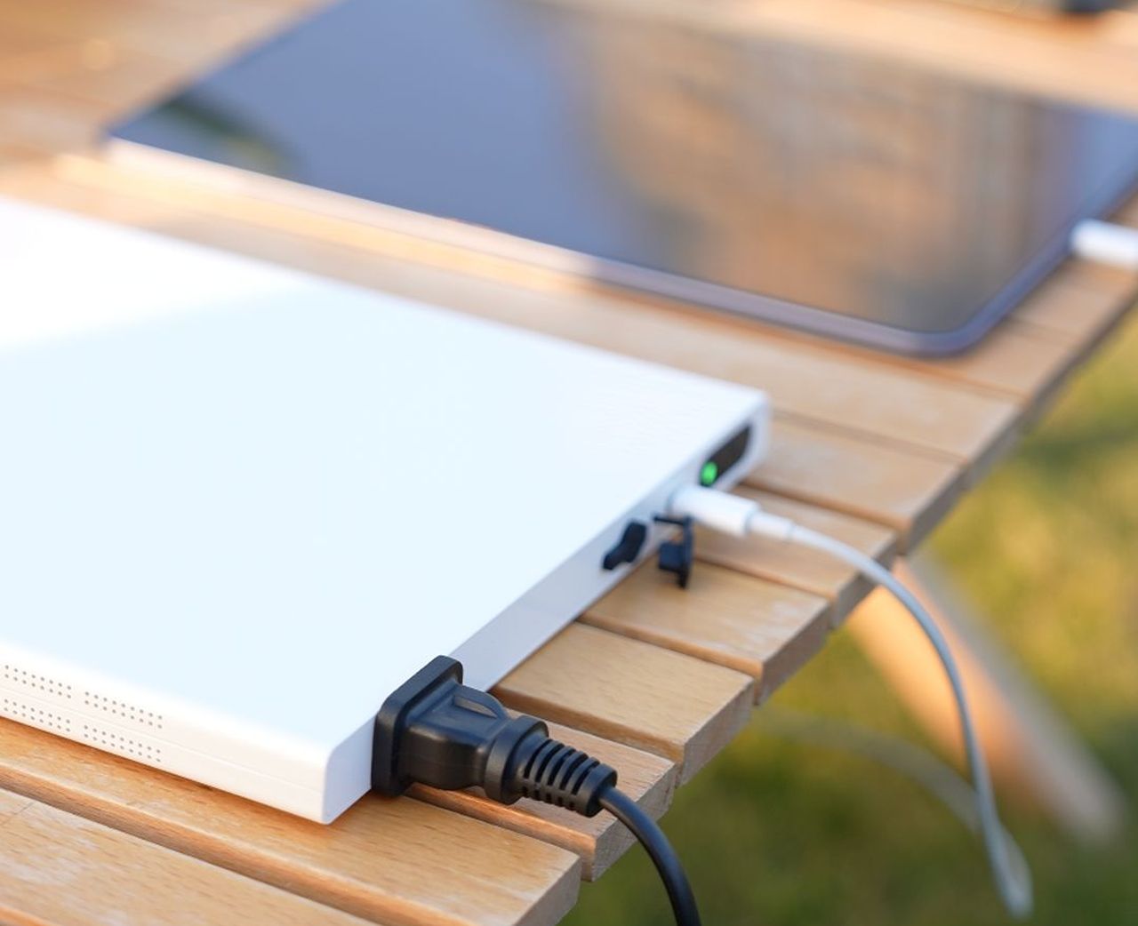 NOOMDOT N1 Features 70W AC Output to Recharge Your MacBook Air and iPhone