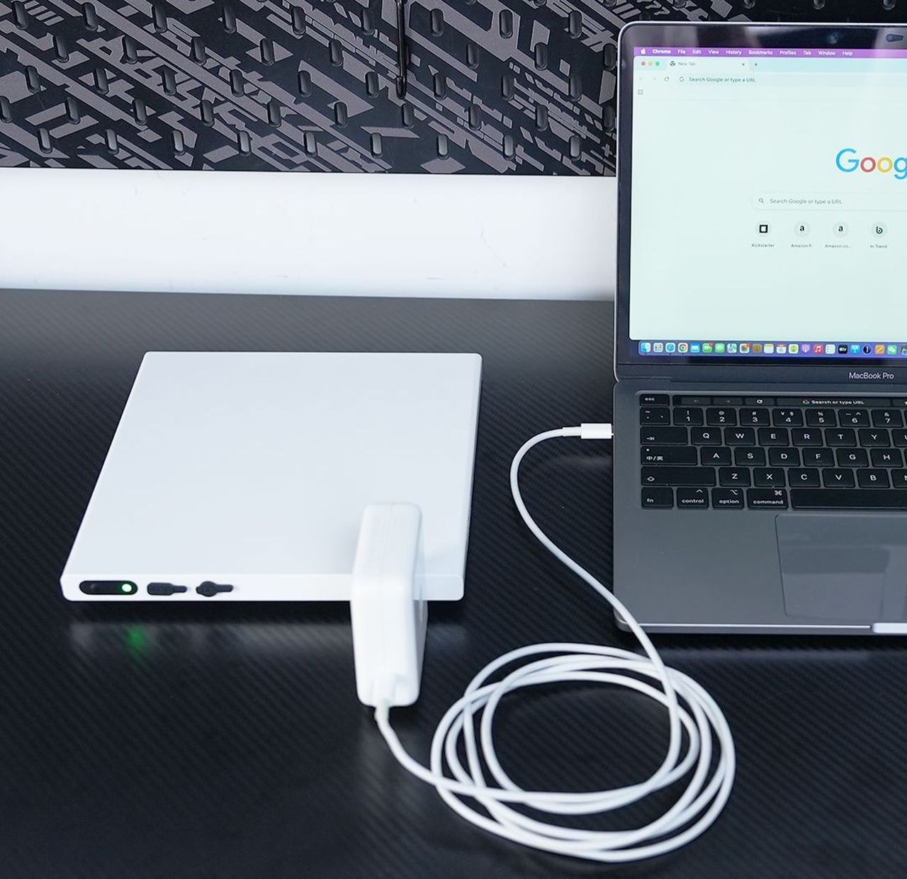NOOMDOT N1 Features 70W AC Output to Recharge Your MacBook Air and iPhone