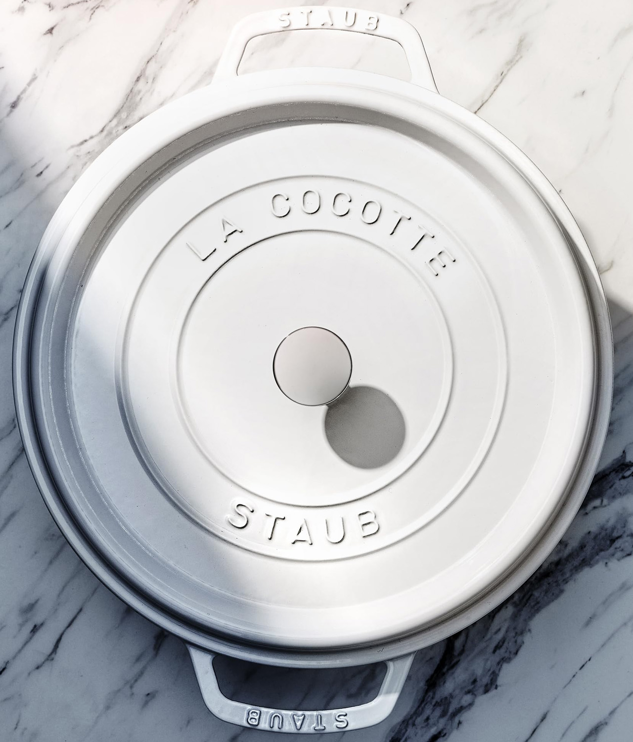 The heat resistant nickel steel knob makes it easy to pick up the lid