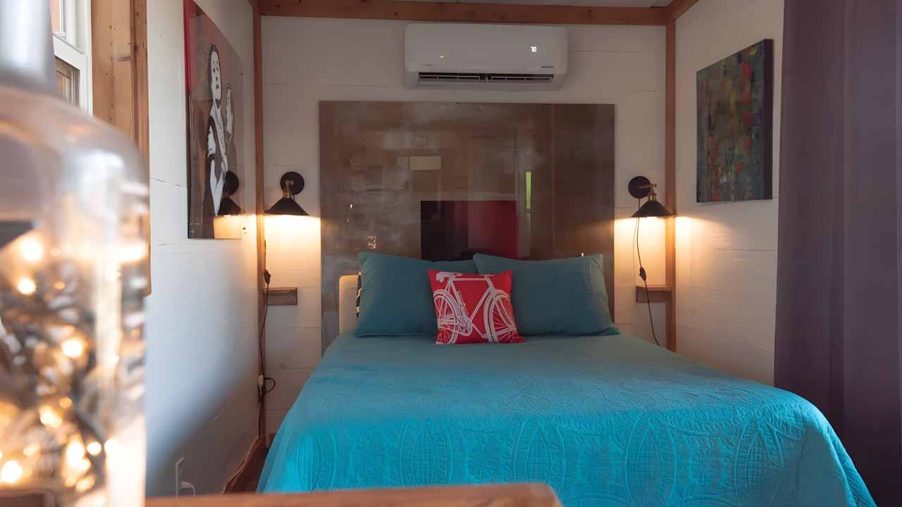 Teeny Tiny Haus bedroom