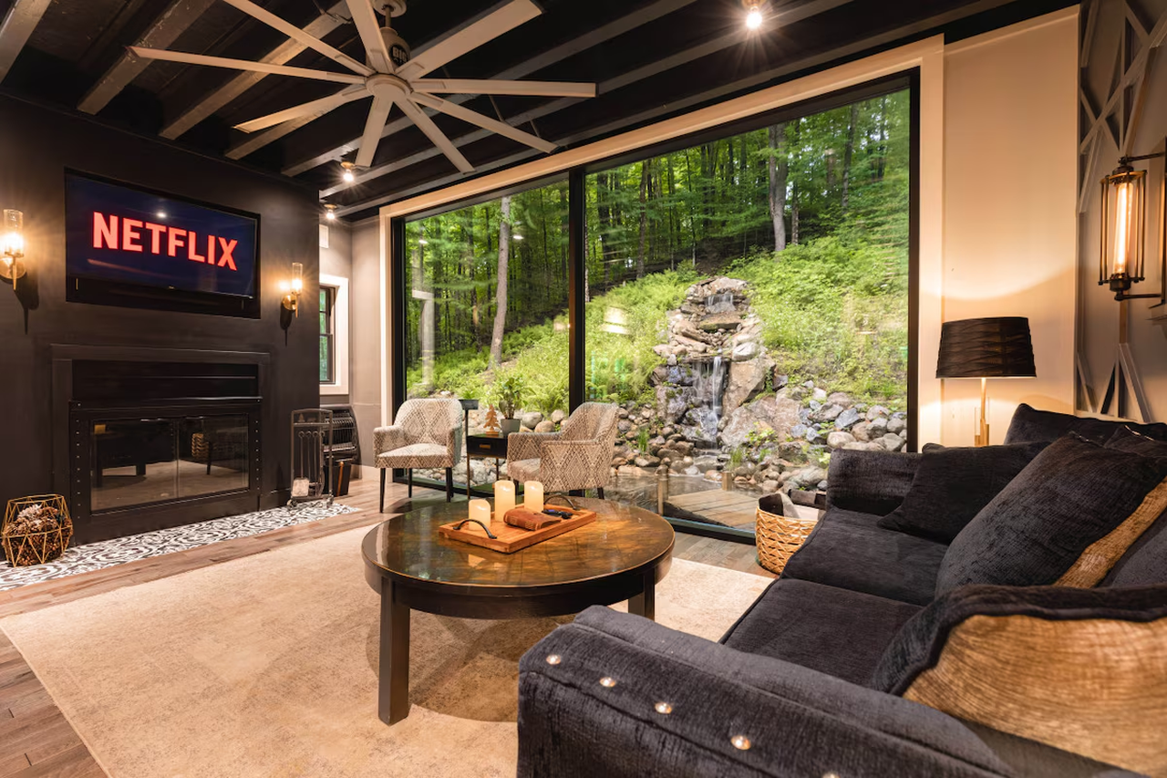 Treehouse Cabin - living area