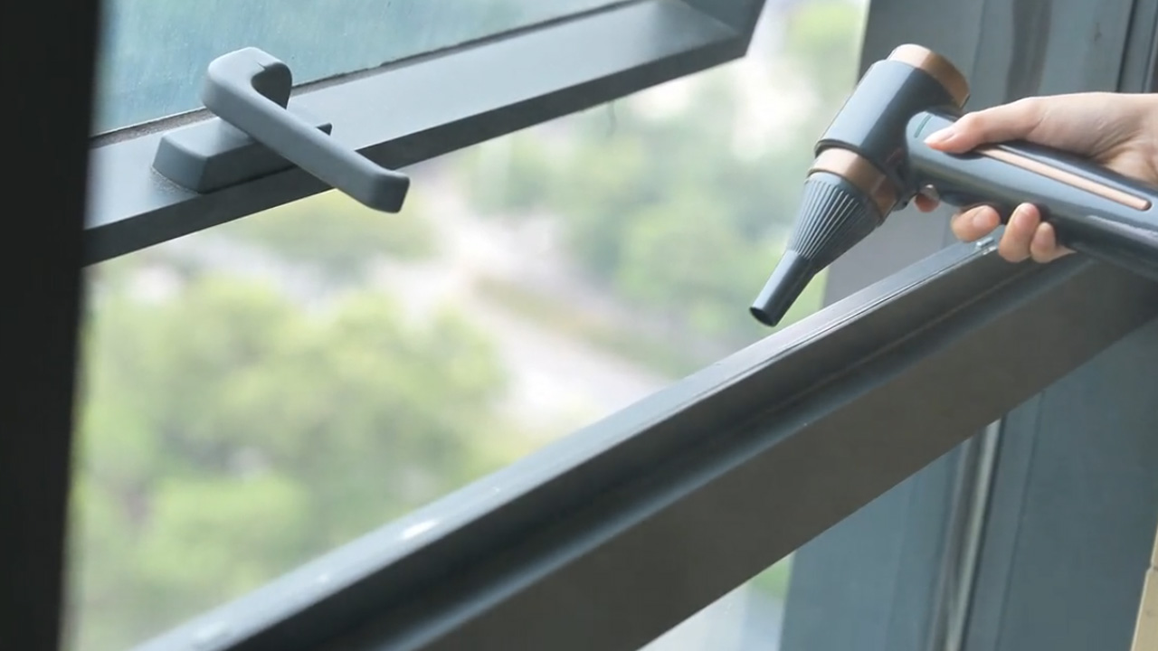 TurboJet X effortlessly cleans dust without any physical touch