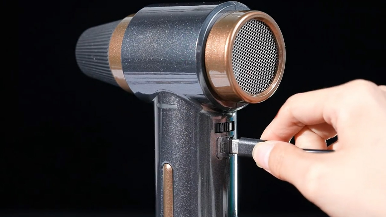 TurboJet X features a bi-directional USB-C port and step less scroll