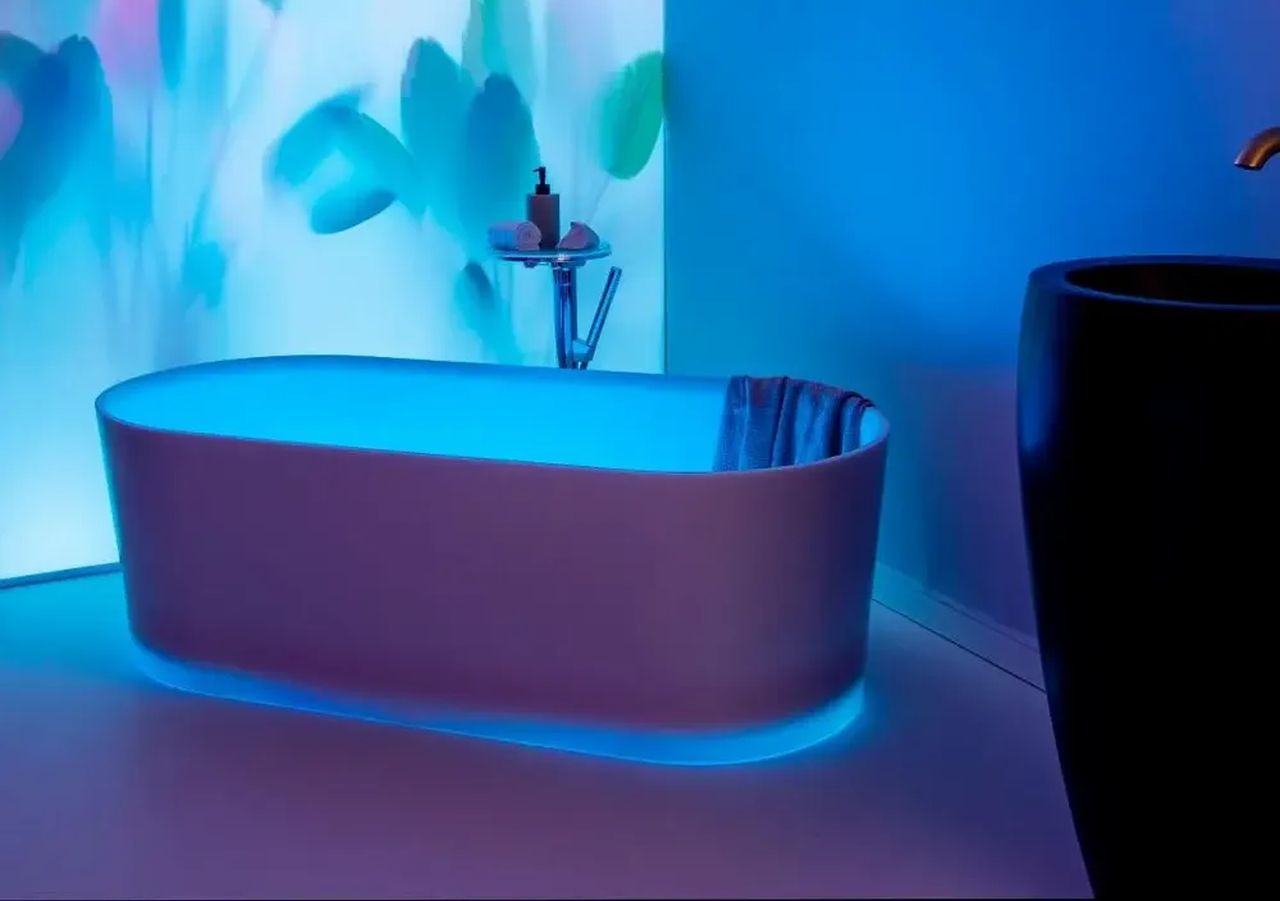 VAL Luminex Freestanding bathtub with integrated LED lights_1