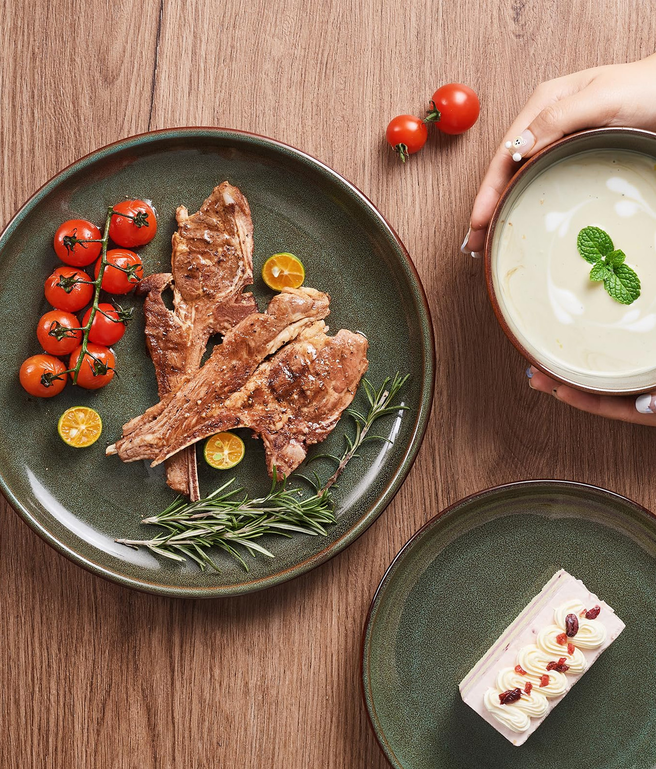 Adorn your table with gorgeous dinnerware set