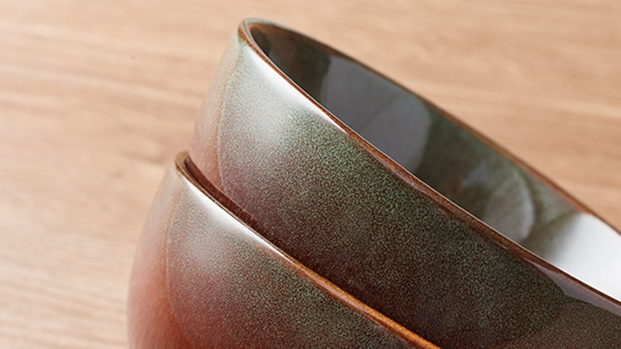 The dinnerware set has stunning green and rustic brown gradient color