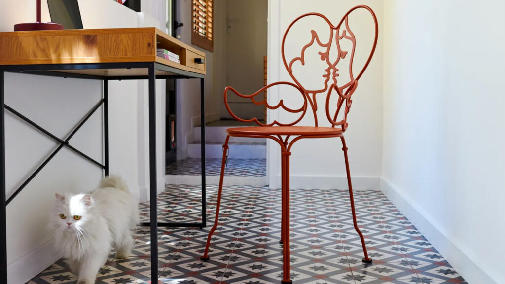 Ange Chair Takes the Form of two Cherubs Locked in Tender Kiss