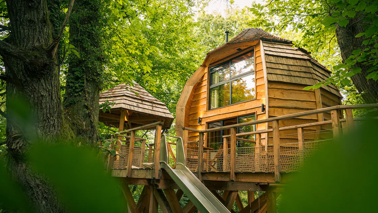 Goutte d'amour Hot Tub Hut has gorgeous architecture