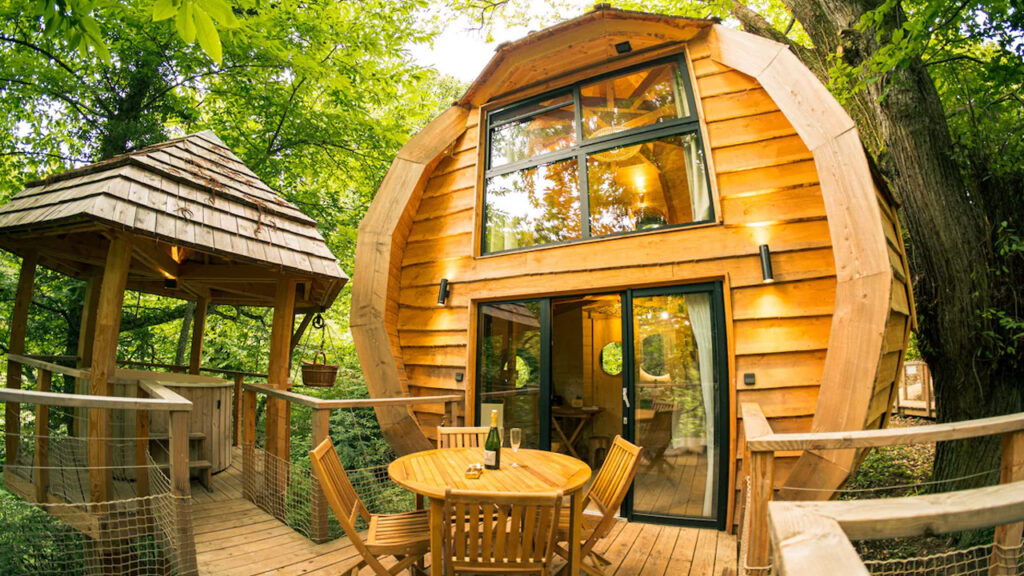 Goutte d'amour Hot Tub Hut is Your Lofty Forest Retreat Designed for Quality Family Time and Rich Outdoor Living Experience