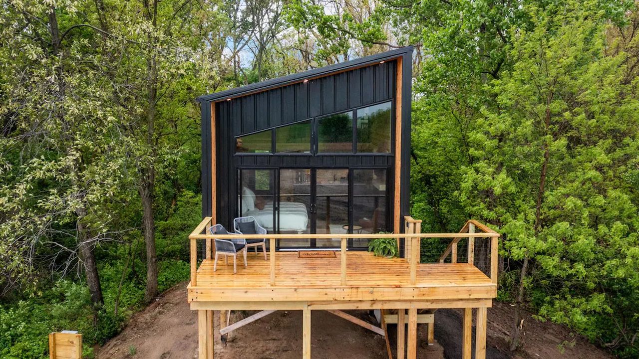 Romantic Airbnbs for Valentine's Day Getaway - Creekside Treehouse in Oxford, Iowa - 1