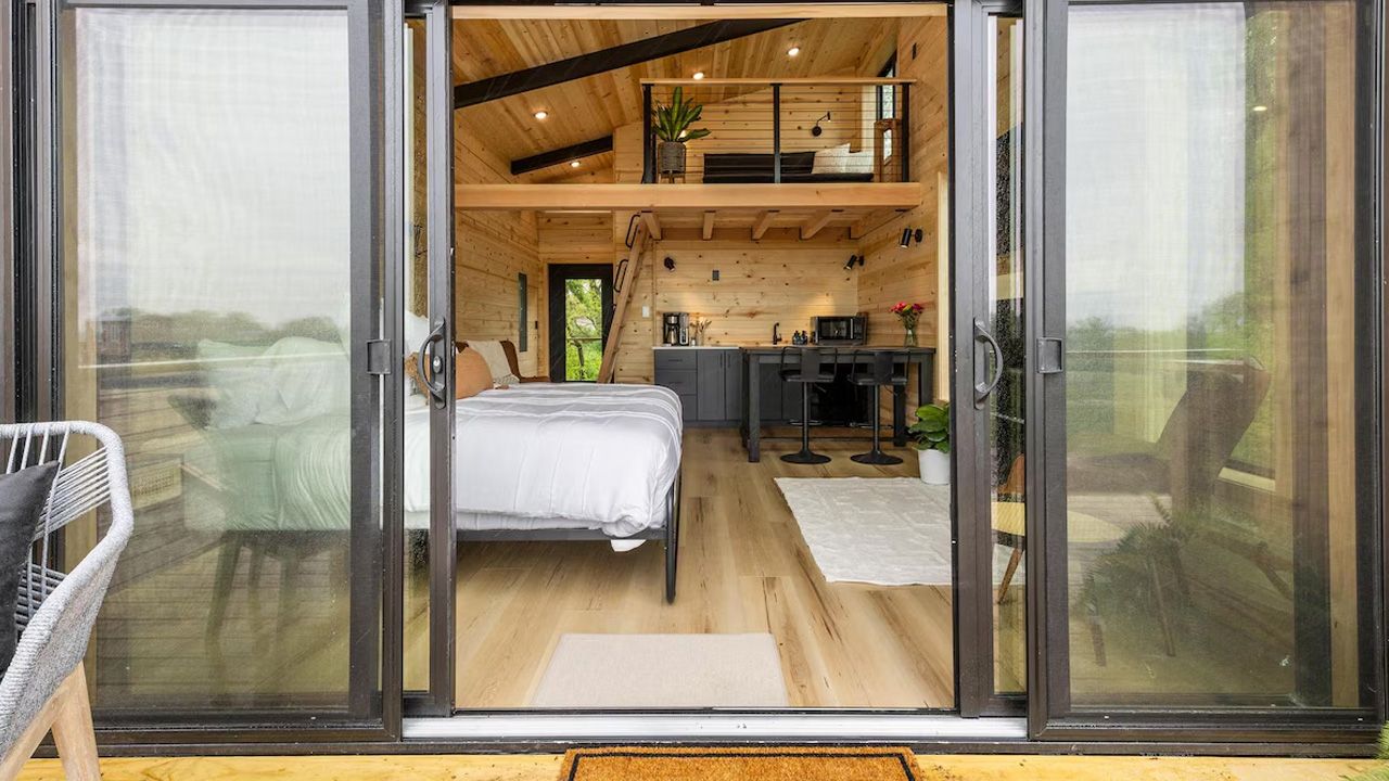 Romantic Airbnbs for Valentine's Day Getaway - Creekside Treehouse in Oxford, Iowa