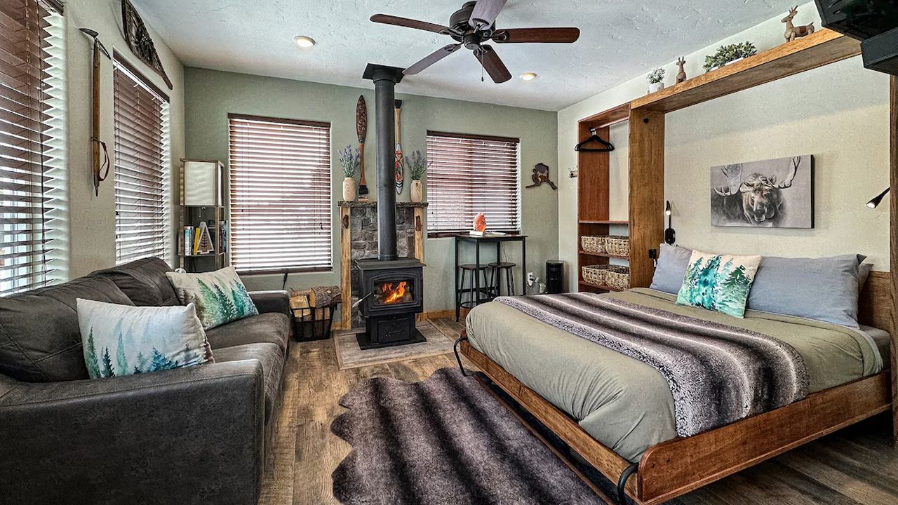 Romantic Airbnbs for Valentine's Day Getaway - Glacier Breeze Tiny home in Palmer, Alaska - 1