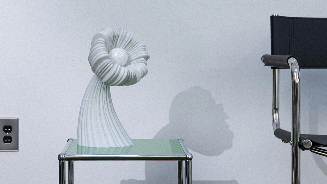 Whether lit or not, the table lamp looks eye-catching sculpture