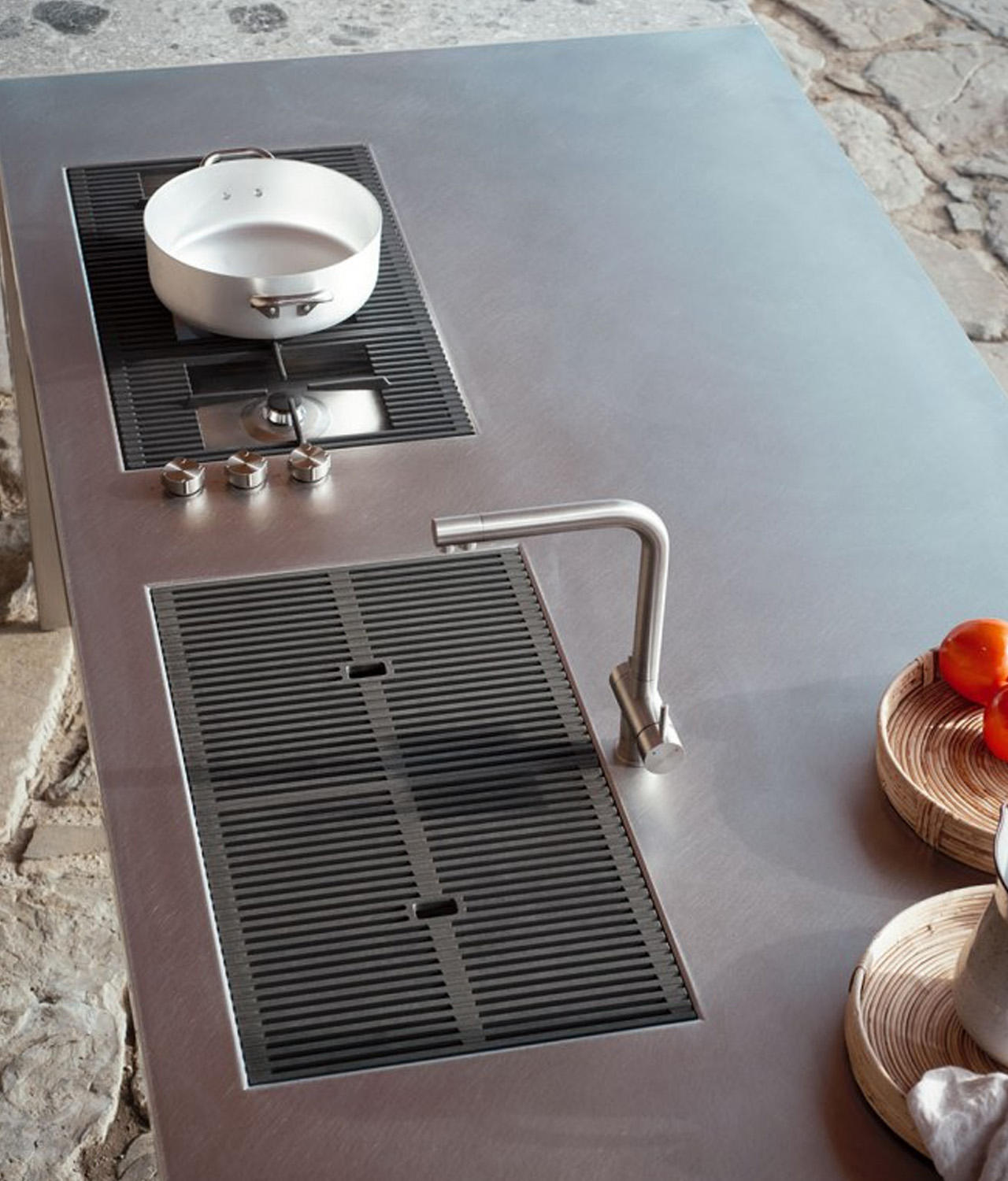 The coking and washing zone is corrosion resistant