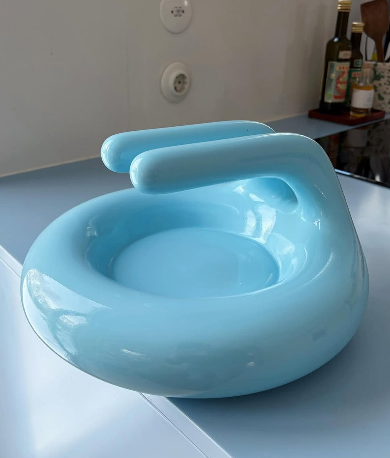 The paste, glossy bowl has soft rounded design