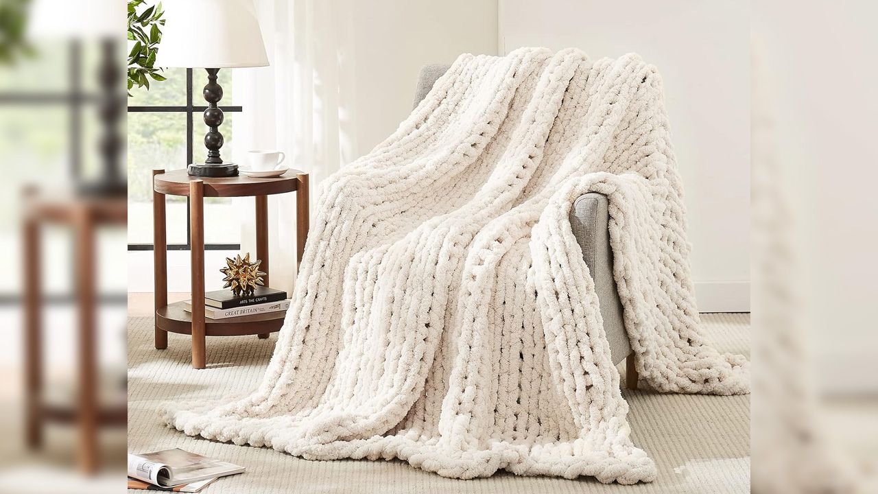 Valentine's Day gifts for yourself - L'AGRATY Chunky Knit Throw Blanket