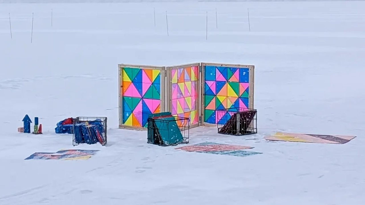 You can arrange different puzzle blocks together to create your own design