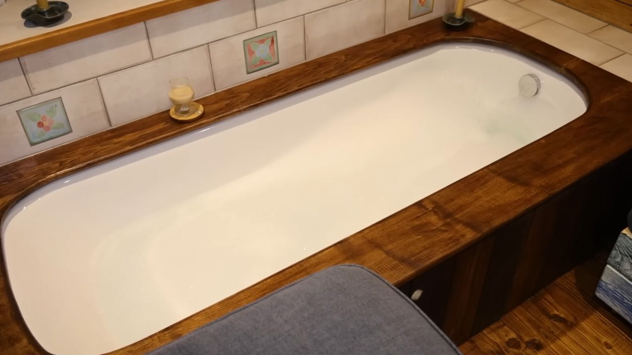 Clare's Tiny House bathtub