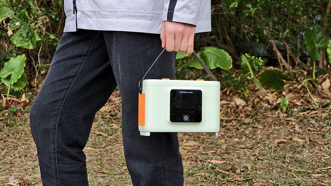 Miocube Mini Icemaker is Perfect for Both Home and Travel Use