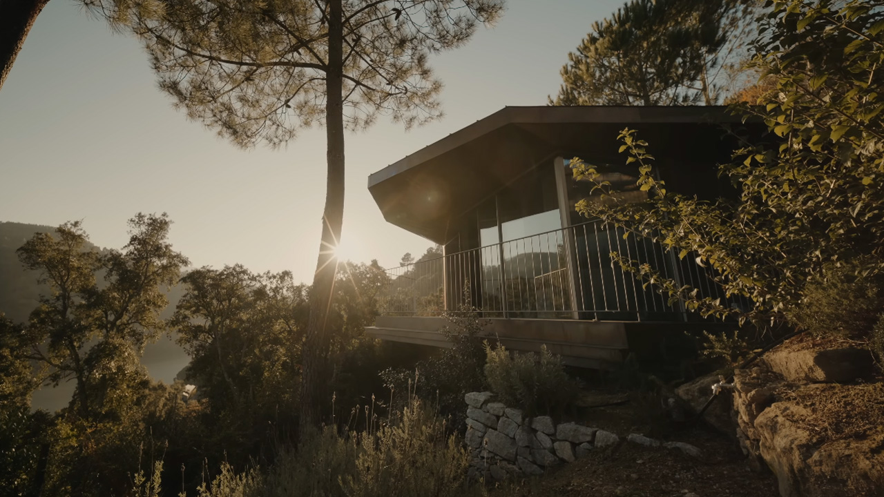 The Douro wood house quietly emerges from the landscape
