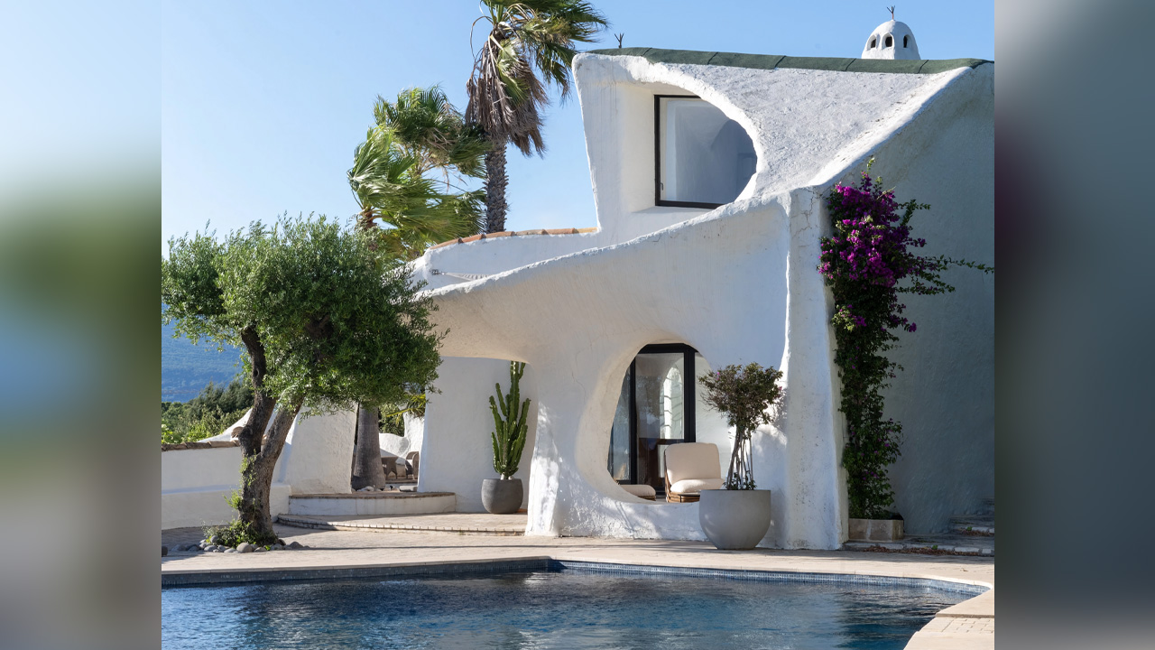 The non-linear form of the building gives it a mosaic like form