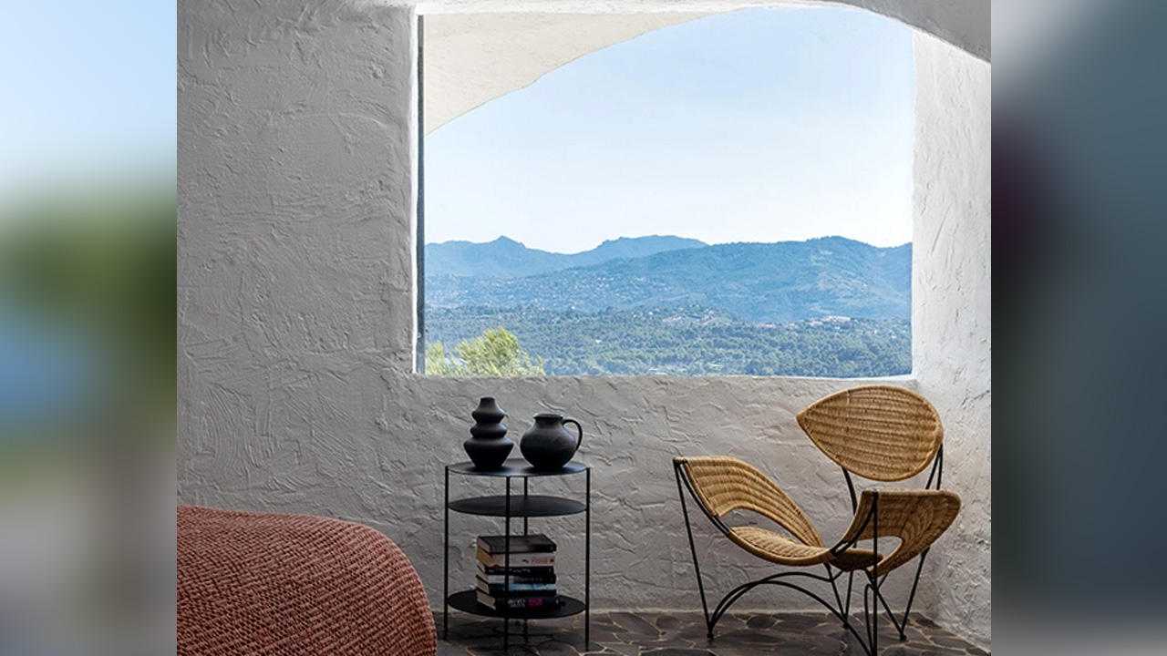 Banana chair by Tom Dixon placed near the sculpted window of the Sculpture house