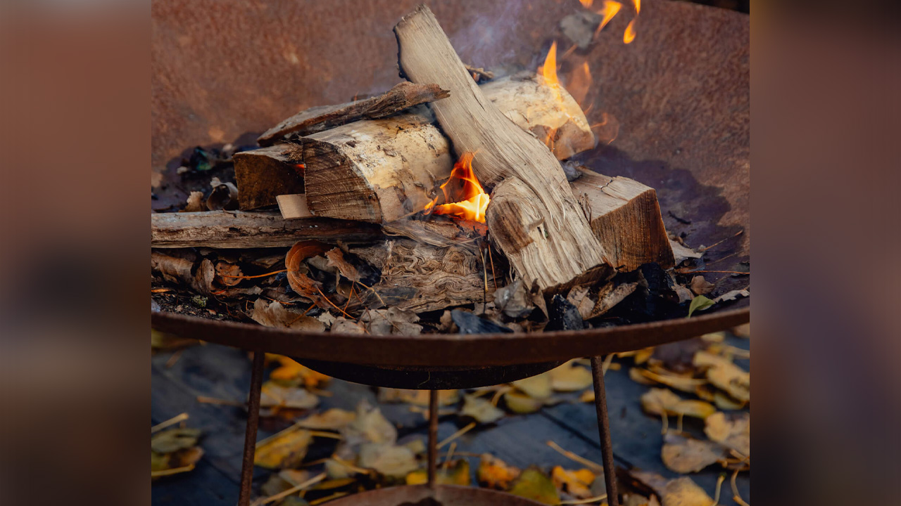 The fire pit on the wooden terrace makes evening soothing and warm