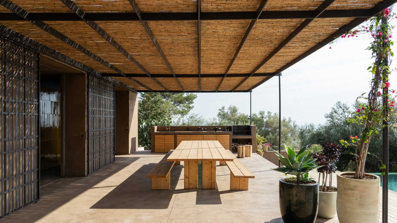 The outdoor lounge area below the pergola