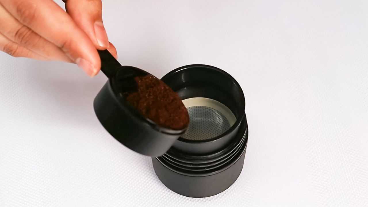 Wacaco Pixapresso - brew with ground coffee 1