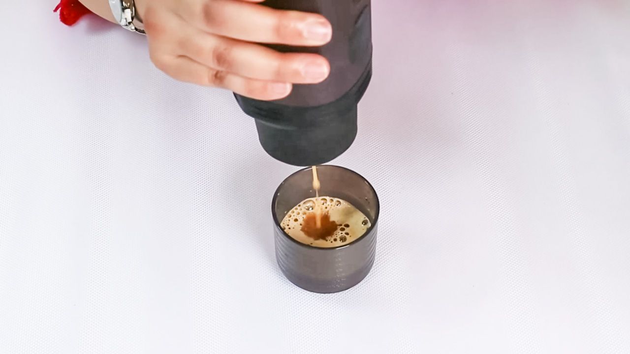 Wacaco Pixapresso - brew with ground coffee