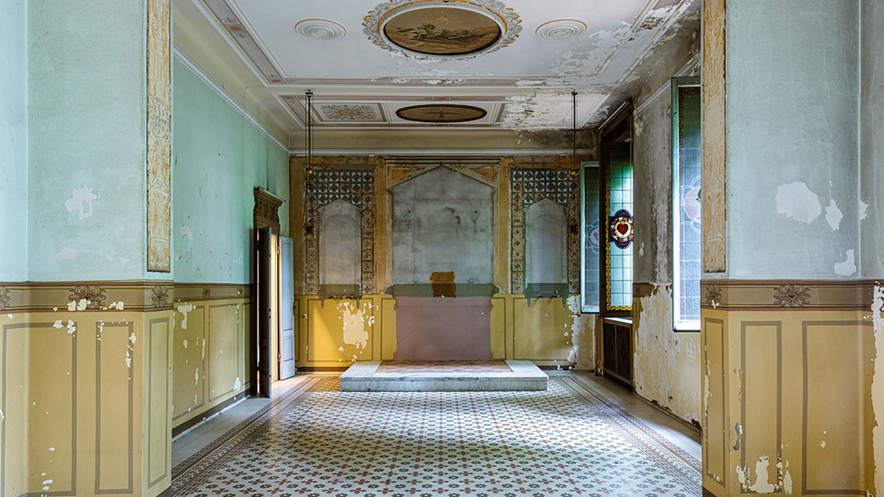 Alcova built exhibition spaces in two extraordinary mid-20th century architectural sites