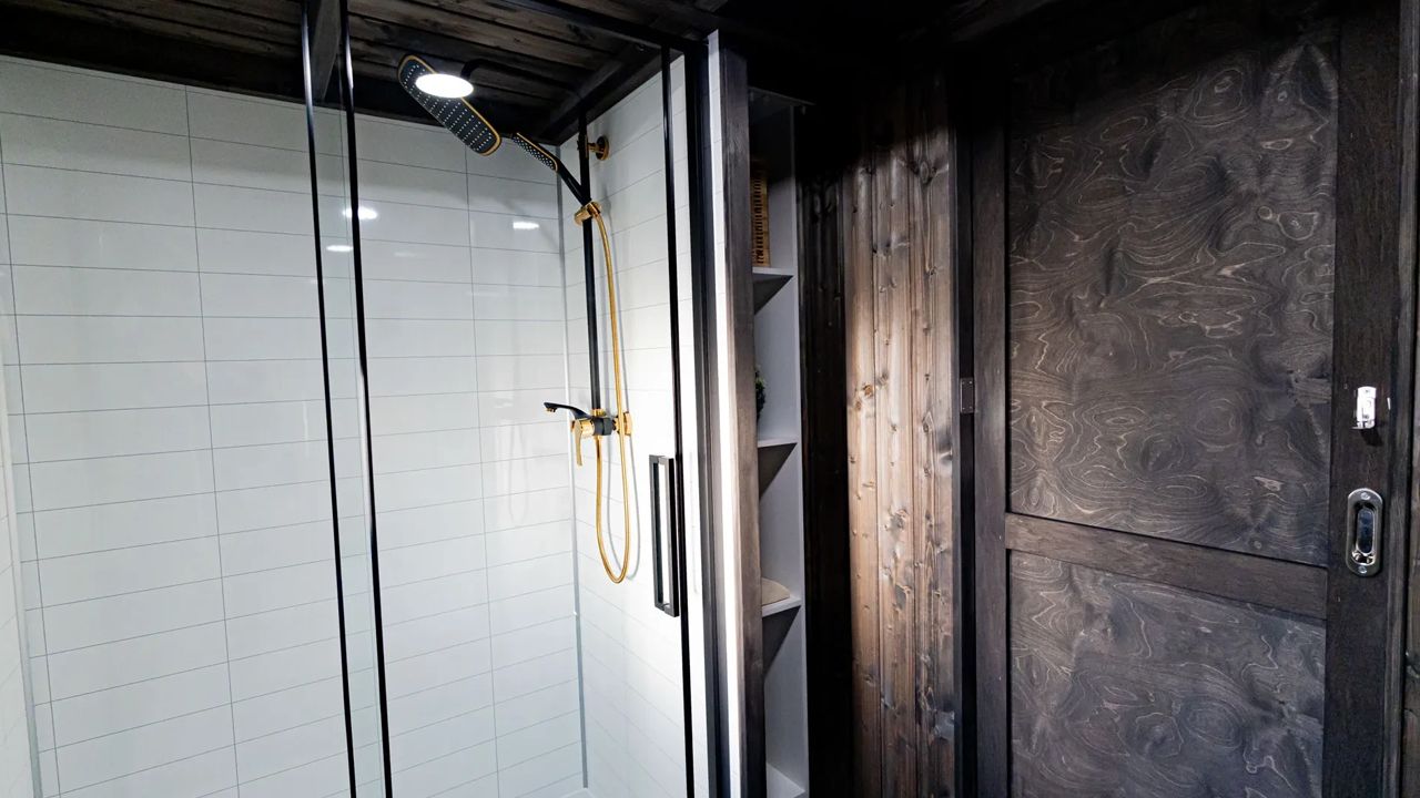 Chia tiny house - shower