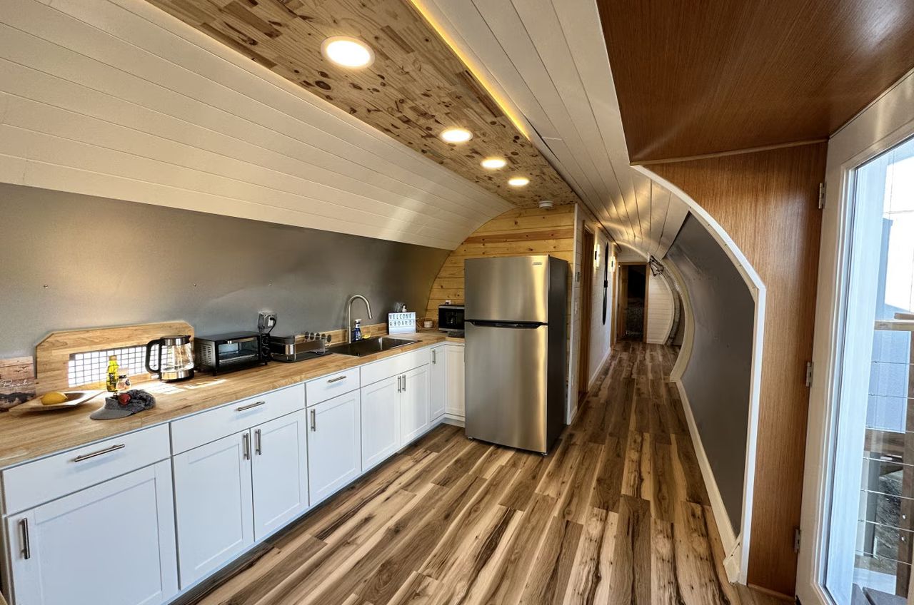 DC-6 Airplane House_2