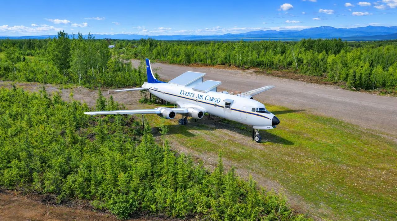 DC-6 Airplane House_4