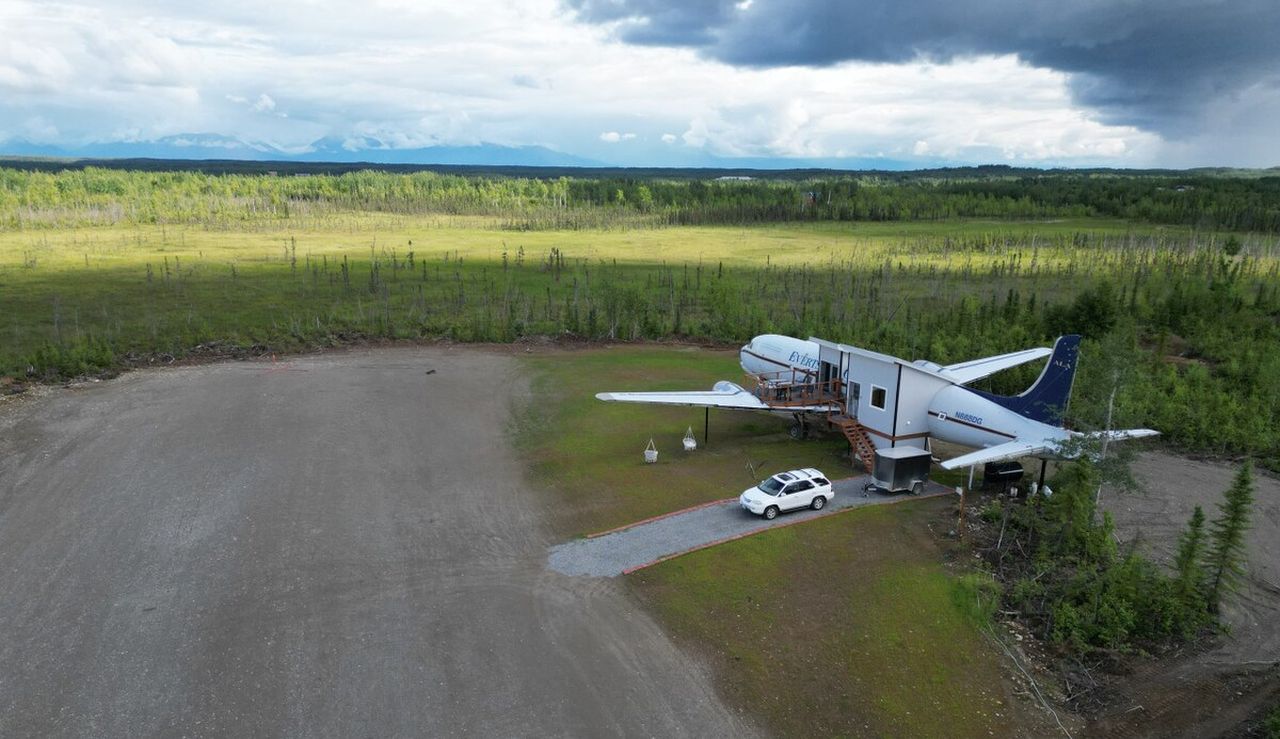 DC-6 Airplane House_5