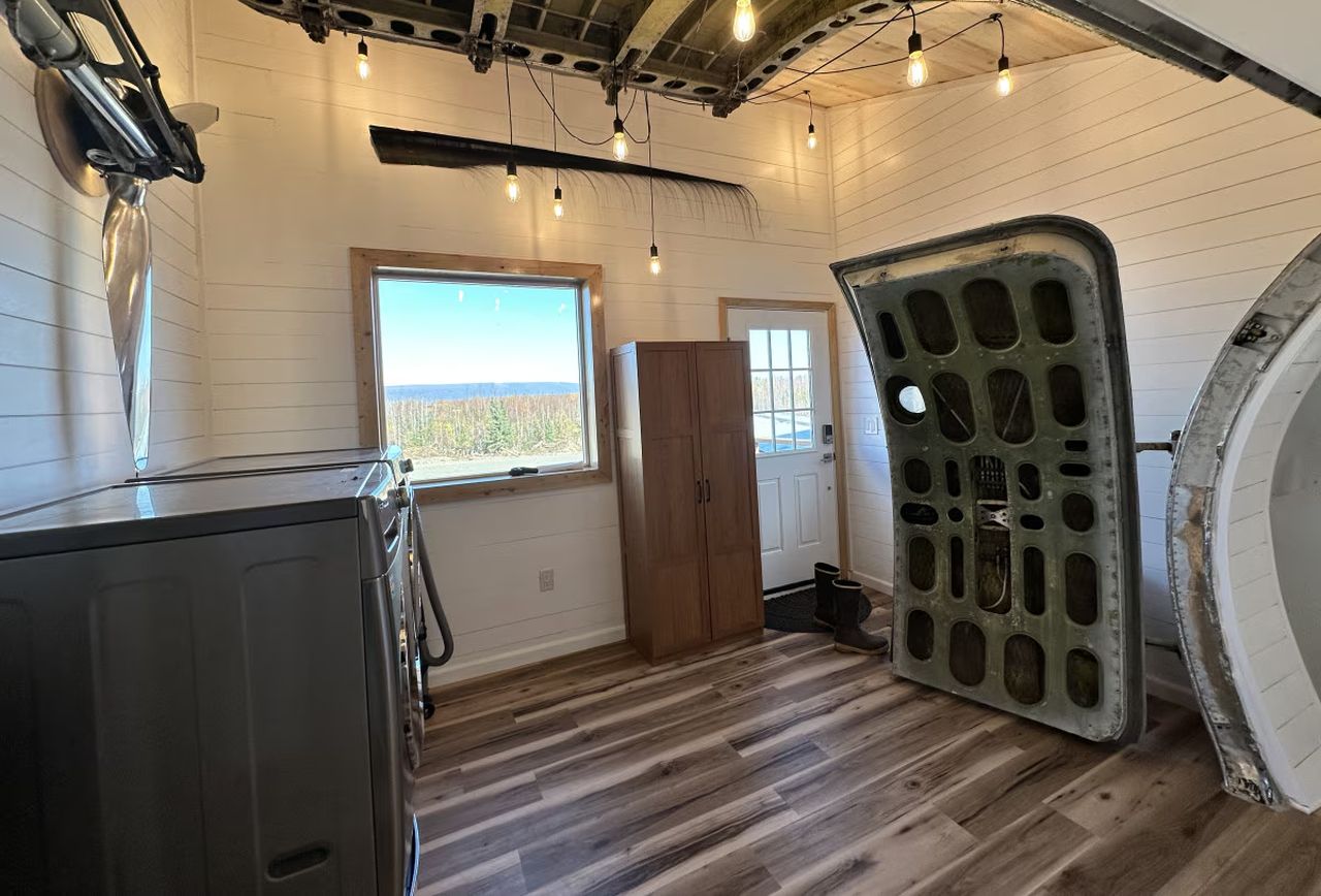 DC-6 Airplane House_7