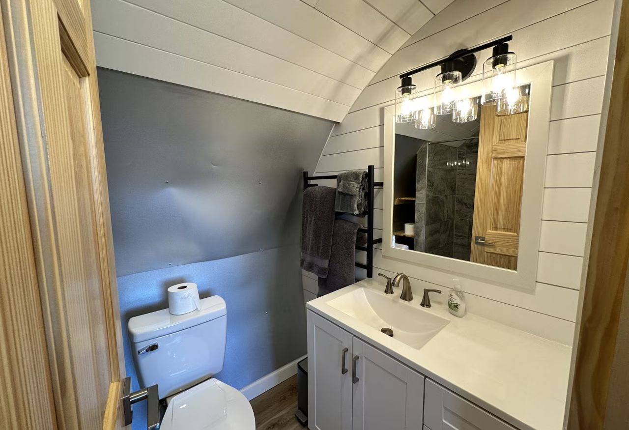 DC-6 Airplane House_Bathroom