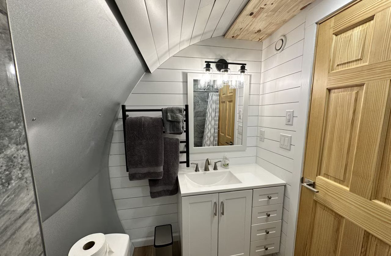 DC-6 Airplane House_Bathroom_3