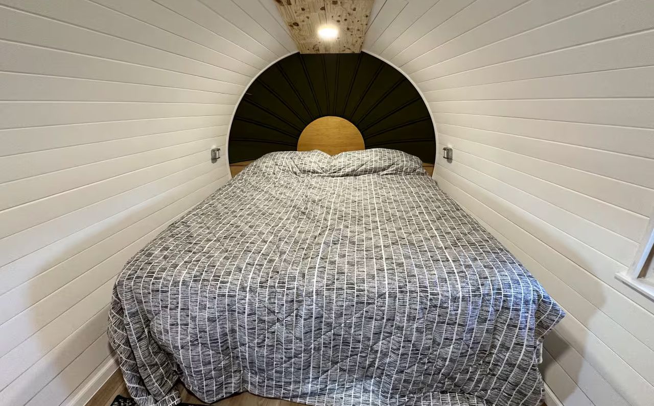 DC-6 Airplane House_Master Bedroom_1