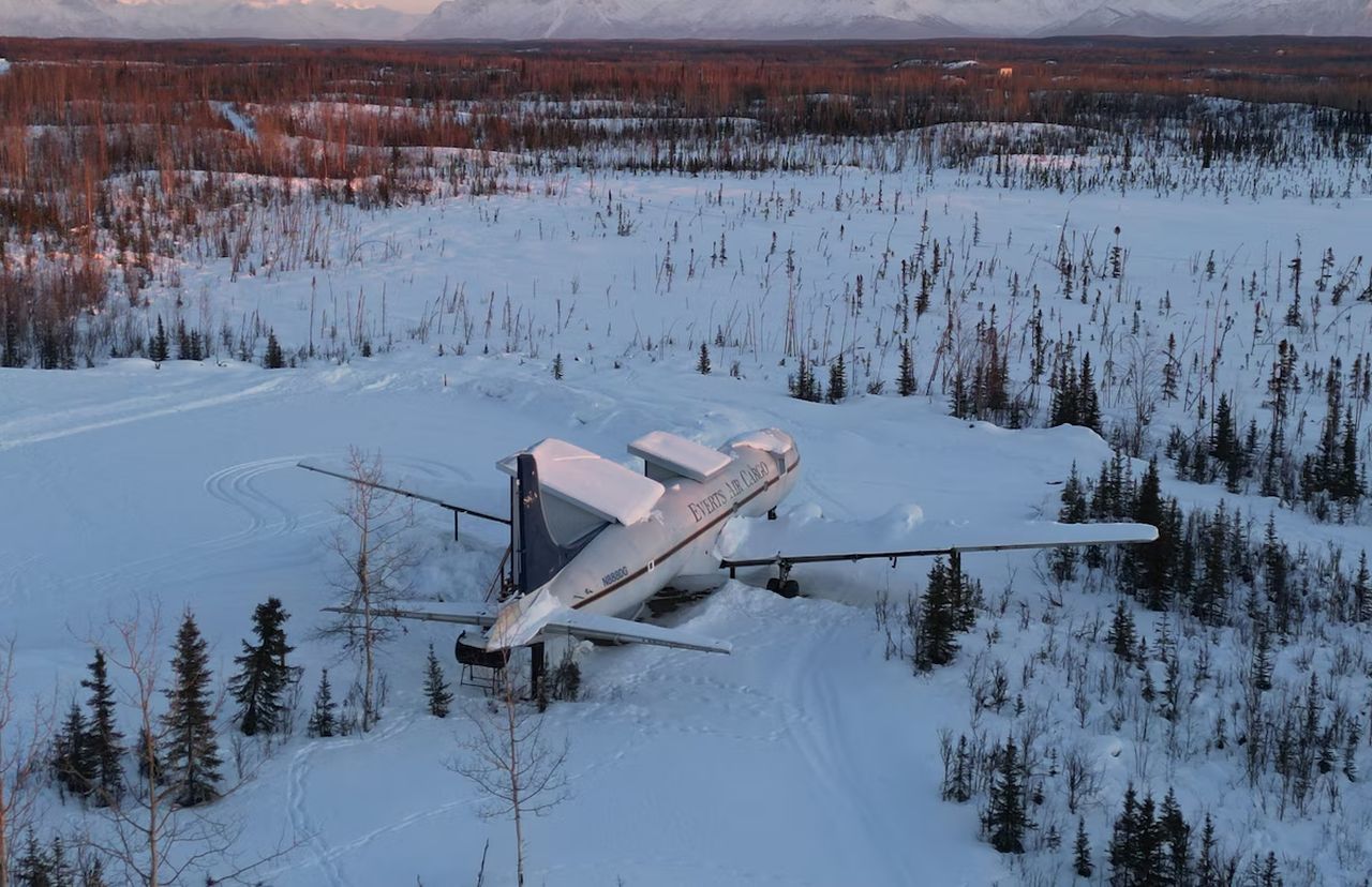 DC-6 Airplane House_exterior_1