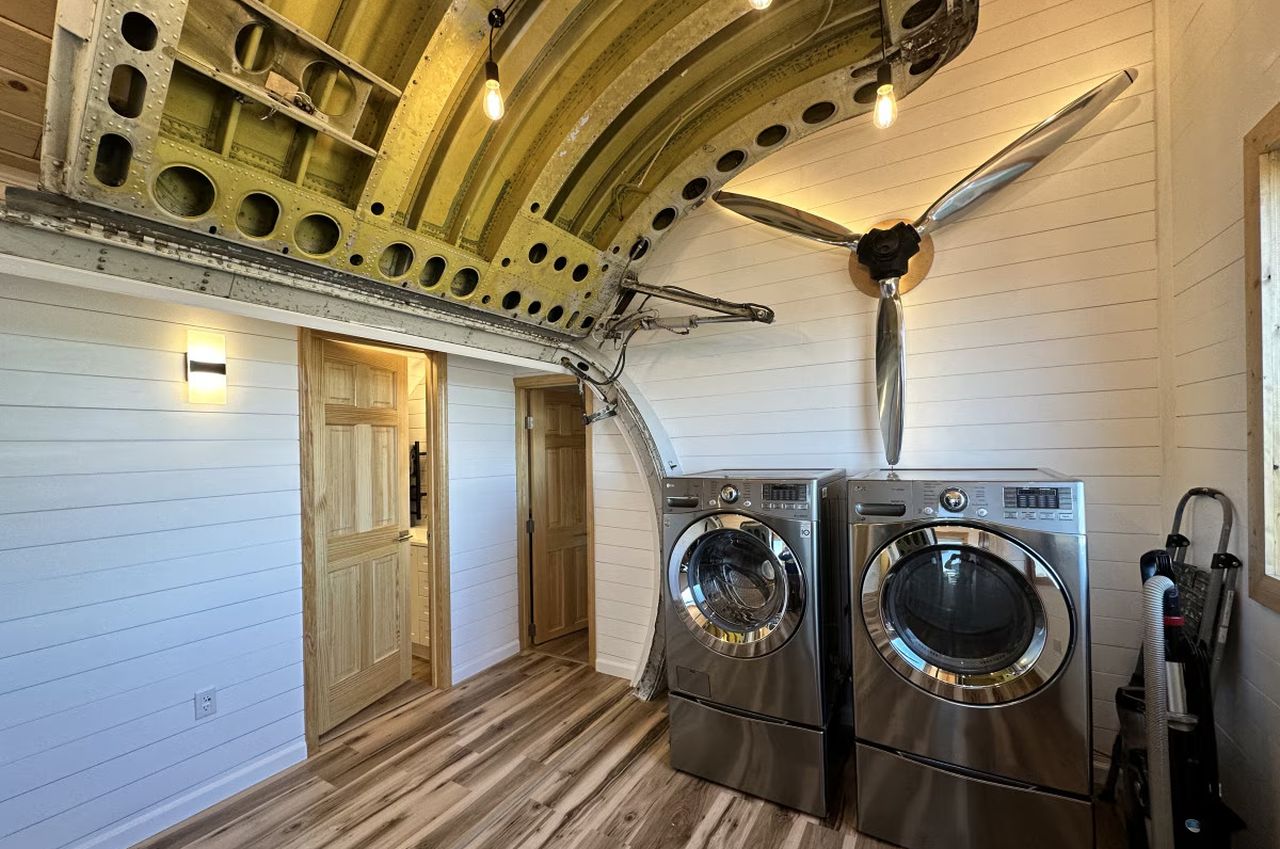 DC-6 Airplane House_laundry room